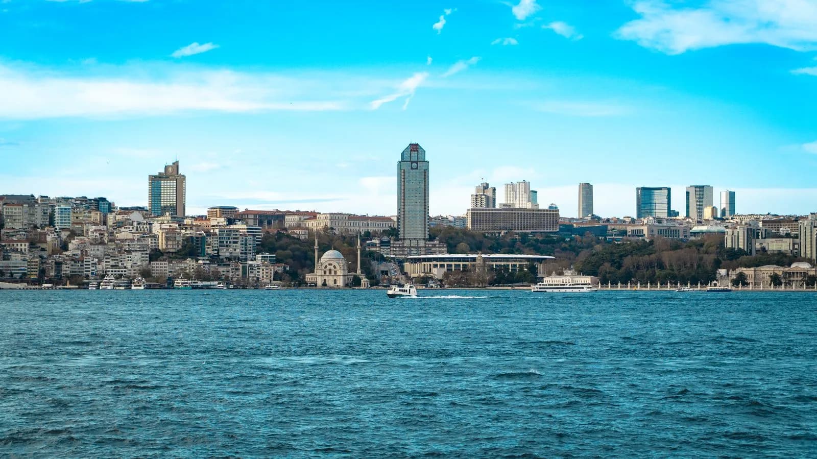İstanbul Boğazı ve şehir silueti; temsili görsel